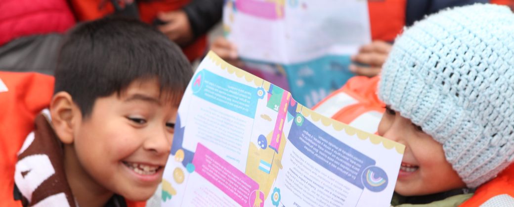 Dos chicos leen el programa de actividades de la República de los Niños. Créditos: CIC.