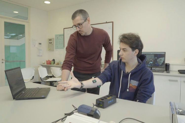 Dos investigadores prueban los sensores del videojuego. Créditos: UNSAM.