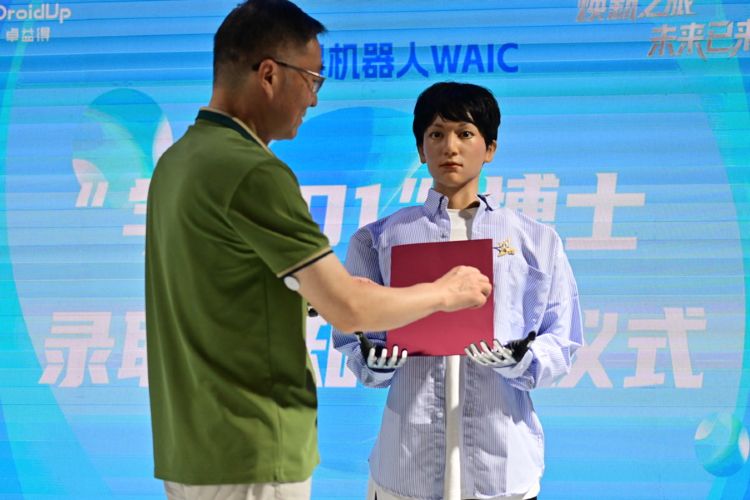 En las redes sociales chinas, el robot recibió críticas y elogios. Créditos: DroidUp.