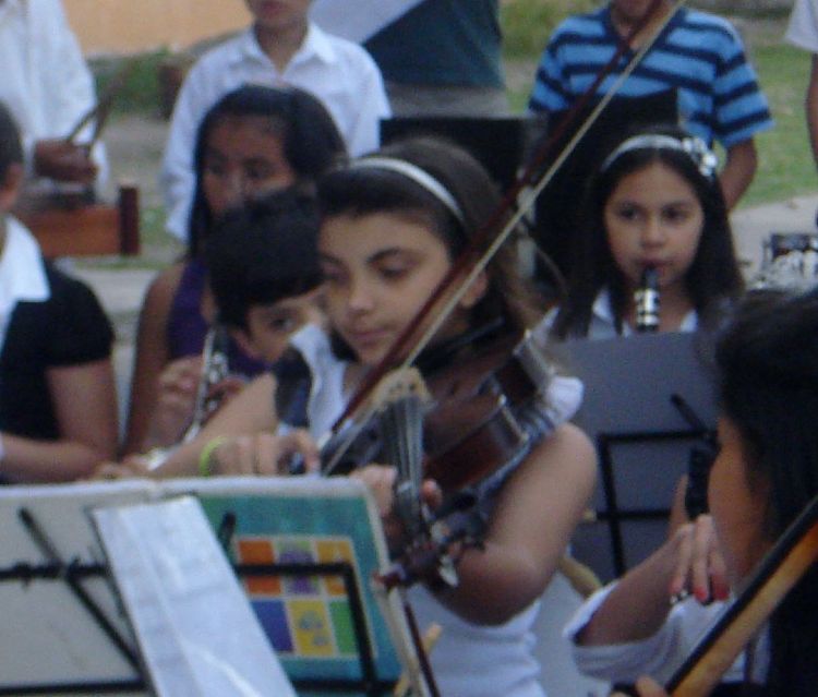 La artista quilmeña en la orquesta juvenil de Ezpeleta. Gentileza: Ayelén Lobato Ferraro.