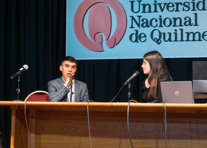 César González presenta su documental "Lluvia de jaulas" en la UNQ. Créditos: Cristian Olivetti.