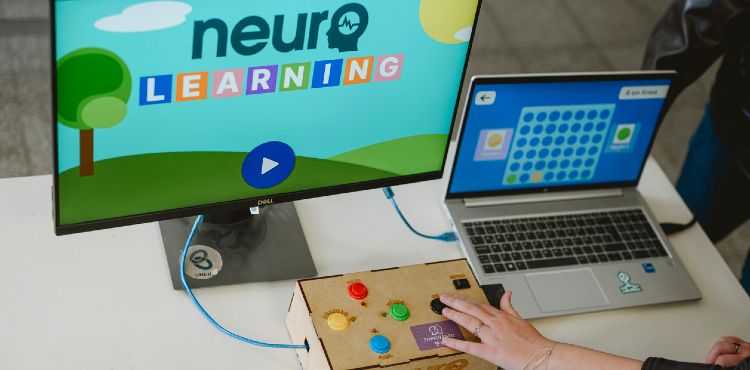 La plataforma Neurolearning puede ser jugada desde una computadora o con una botonera. Créditos: Pedro Lázaro Fernández.