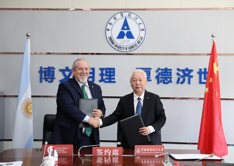 Alfredo Alfonso en la Universidad de Economía y Leyes de Zhongnan. 