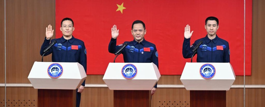 Astronautas chinos que viajarán a bordo de la misión Shenzhou-21. Créditos: Xinhua/Li Zhipeng.