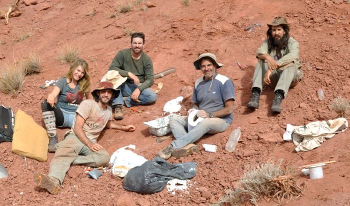 Equipo de investigación en la Quebrada de Santo Domingo (Provincia deLa Rioja) donde se hallaron los fósiles del dinosaurio Huayracursor jaguensis. Créditos: Gentileza del equipo de investigación.
