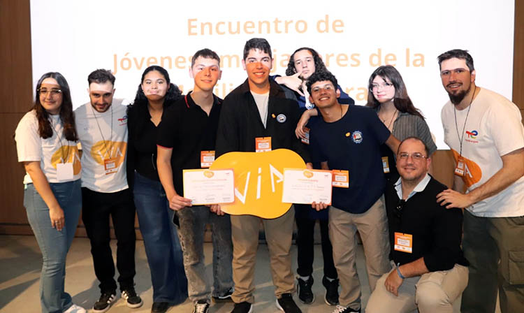 Los integrantes del proyecto junto a los formadores de MiNU. Créditos: Gentileza Diego Hopital.