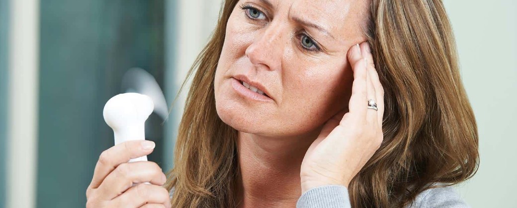 Los sofocos son síntomas conocidos entre quienes atraviesan la menopausia (imagen: viveplenitud.com.ar)