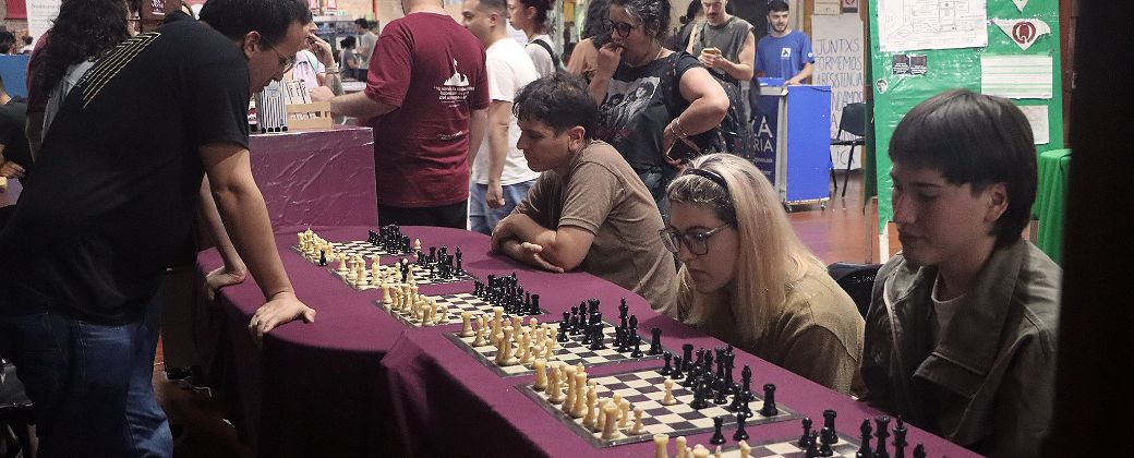 En la primera edición de la Noche de las Universidades, se realizaron torneos de ajedrez, entre otras actividades. Créditos: Prensa UNQ.