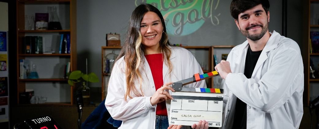 Nerina Gonzalez y Tomás Peters son los conductores de "Salsa Golf". Créditos: Fundación Instituto Leloir.