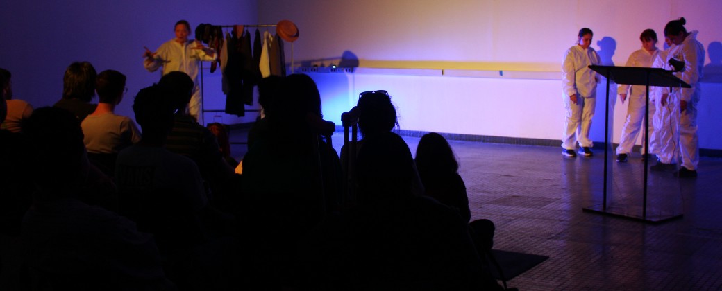 Conferencia performática Solo tengo esta pobre antena. Créditos: Nicolás Retamar / Agencia de Noticias Científicas UNQ.