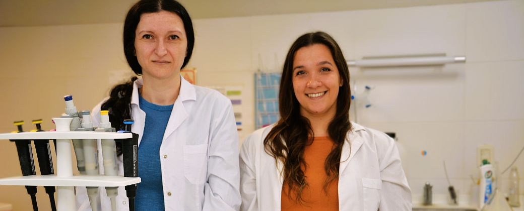 (De der. a izq.) Daiana Vitale, primera autora del estudio, e Ina Sevic, ambas investigadoras de la UNNOBA. Créditos: Unnoba.