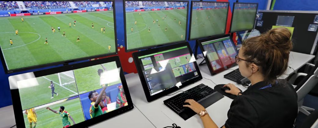El VAR tendrá más cámaras y procesará datos con IA. Créditos: EFE.