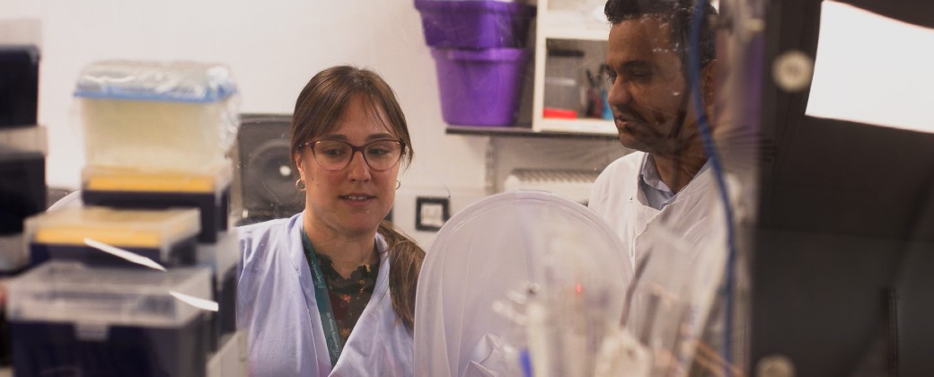 Indra Roux y Kiran Patil en el laboratorio de la Universidad de Cambridge (créditos: Johan Settle- Universidad de Cambridge)