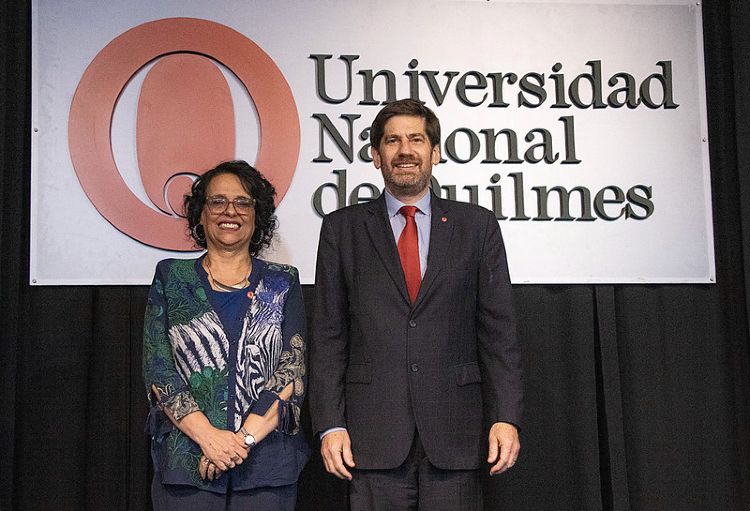 María Alejandra Zinni y Daniel Fihman durante la elección de nuevas autoridades. Créditos: Prensa UNQ.