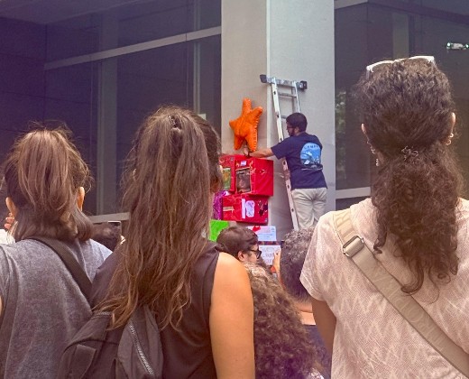 La "estrella culona" coronó el árbol de navidad de los logros (imagen: Agencia de Noticias UNQ)