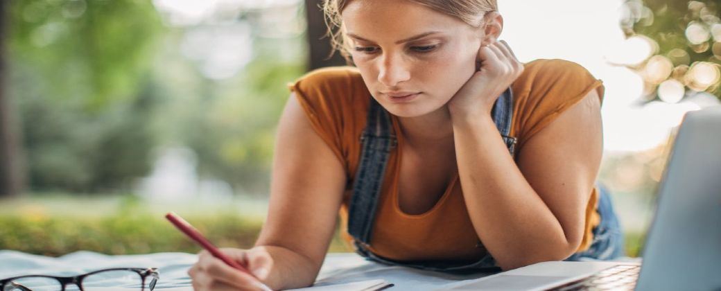 Tesis trabada y miedo a la hoja en blanco: ¿cómo usar la IA en la tesis sin que la desaprueben? Créditos: tfgonline.