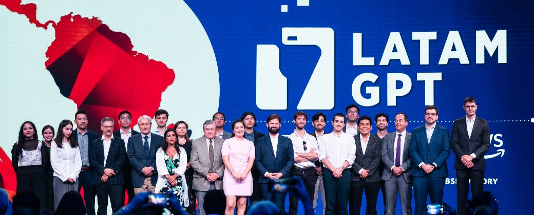 Gabriel Boric y funcionarios chilenos durante el lanzamiento de Latam GPT. Créditos: Minciencia.gob.cl