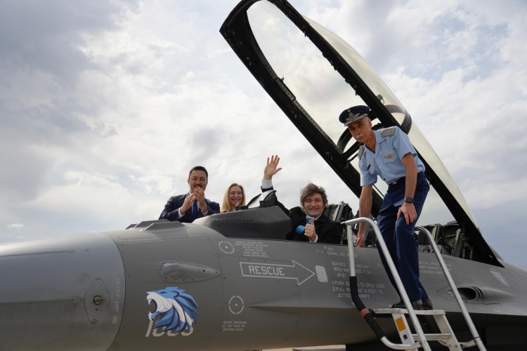 Milei avión F-16 Javier Milei saluda desde un avión de caza F-16. Créditos: Argentina.gob.ar