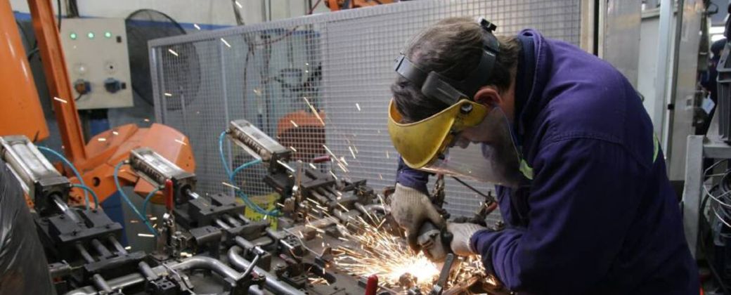 Un operario trabaja sobre la estructura de un asiento de automóvil en la fábrica de Fumiscor en Córdoba. Créditos: Daniel Cáceres / El País.