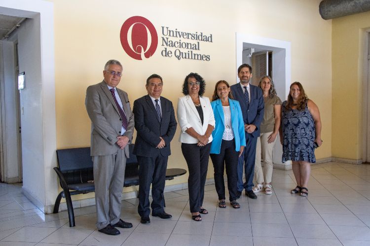  El Dr. Carlos Rodrigo Jácome Pilco, rector de la Universidad de Posgrado del Estado Ecuatoriano, se reunió con las autoridades de la UNQ. Créditos: Prensa UNQ.
