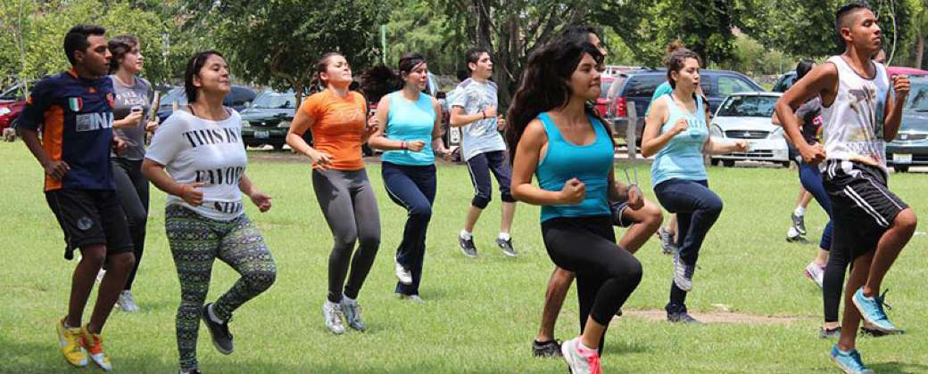 Un grupo de personas hace ejercicio al aire libre. Créditos: EL Debate.