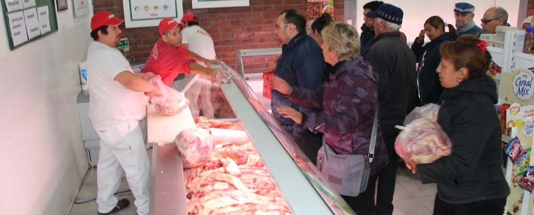 Jubilados de San Juan hacían fila en una carnicería con cortes económicos. Créditos: Diario de Cuyo.