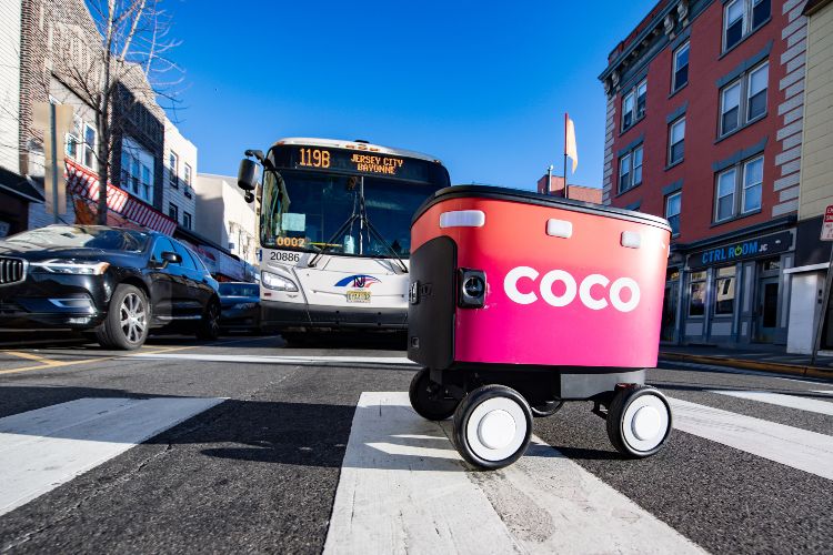 Los robots de reparto de comidas se ubicarán geográficamente y de manera más eficiente gracias al mapa digital que crearon los usuarios sin saberlo. Créditos: NJ.