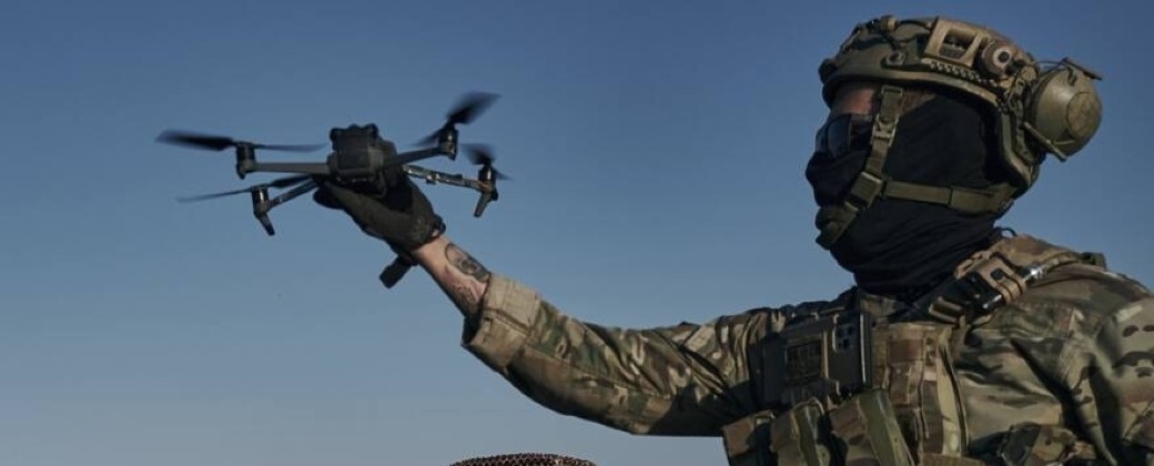 Un soldado ucraniano lanza un dron. Créditos: AP Photo / Libkos.