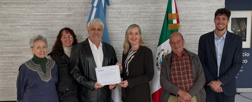 Jorge González junto a funcionarios de la Embajada Argentina en México. Créditos: Embajada Argentina en México.