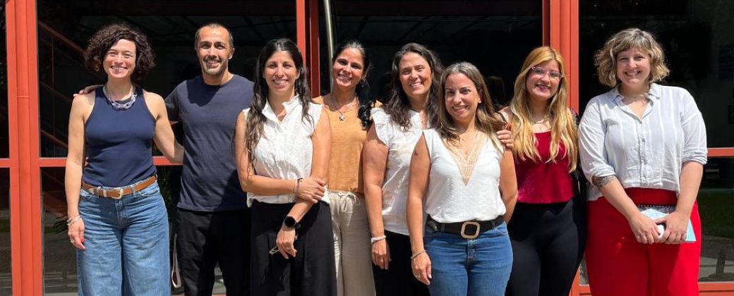 Valeria Segatori, Gustavo Bada, Lorena Caligiuri, Norailys Lorenzo, Vanesa Ludemann, Alfonsina Moavro, Antonella Vera y Carla Capobianco, integrantes de la UAA. Créditos PSB UNQ.