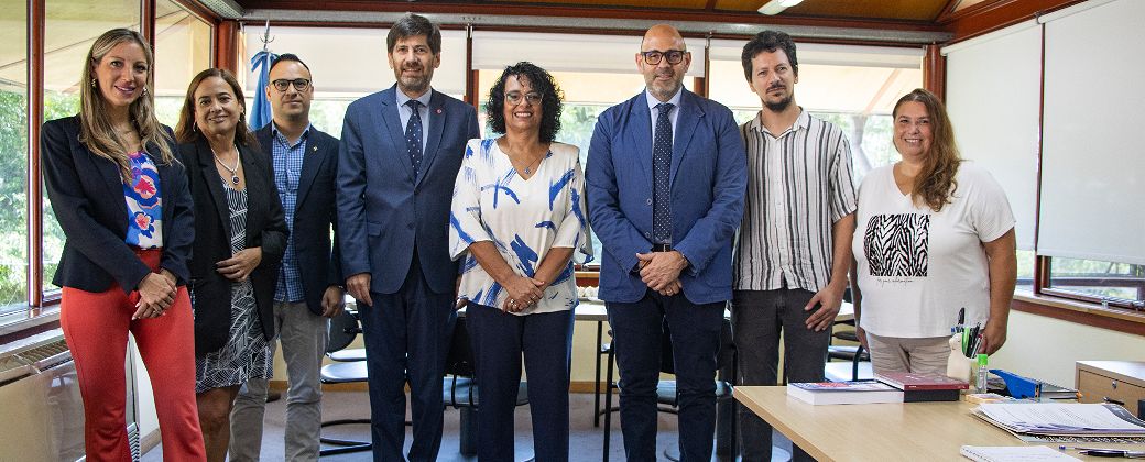 Alejandra Zinni y Daniel Fihman reunidos con autoridades de la Universidad Internacional de La Rioja (UNIR), España. Créditos: Natalia García / Prensa UNQ.