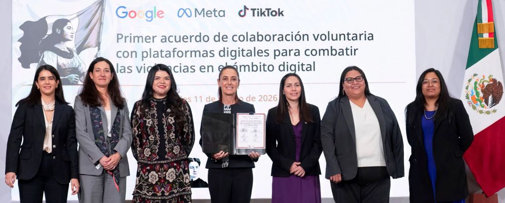 Claudia Sheinbaum, presidenta de México, anuncia un acierdo de colaboración voluntaria con Meta, TikTok y Google acompañada de funcionarias de gobierno y representantes de las plataformas digitales. Créditos: Prensa oficial del gobierno de México.