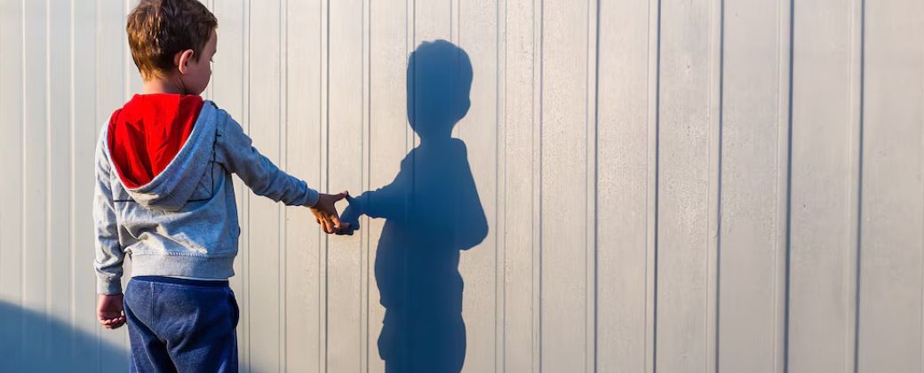 Amigos imaginarios: la psicología infantil los ubica como parte posible del desarrollo, con beneficios frecuentes y límites que conviene no pasar por alto. Crédito: AdobeStock.