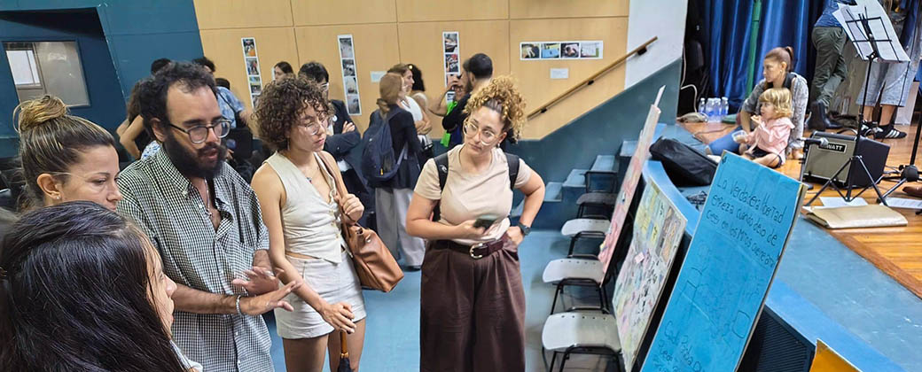Nicolás Rizzo presentando la muestra "Derribando muros: cuando el arte borra fronteras", en la Ruta del Arte del congreso