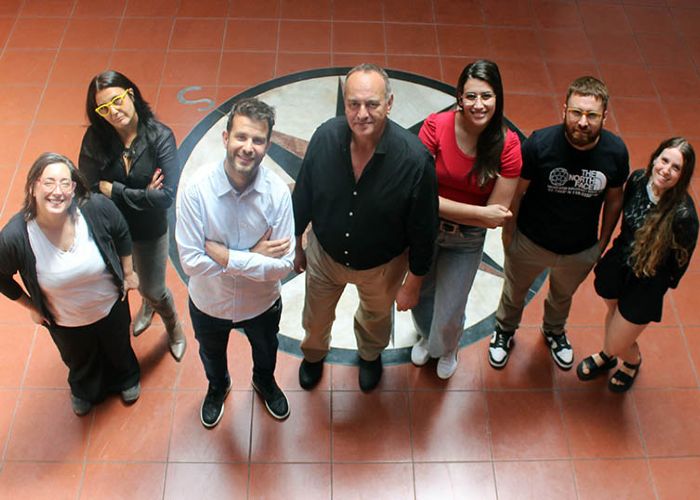 De izquierda a derecha: Nadia Chiaramoni, María Ximena Pérez, Pablo Esteban, Marcelo Luis Aceituno, Luciana Mazzini Puga, Nicolás Retamar y Camila Cando. Crédito: Claudio Puglia.