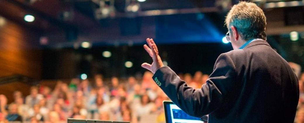 Quienes se atreven al humor en una conferencia científica no son muchos y, en su mayoría, son hombres (imagen: iviglobaleducation.com)