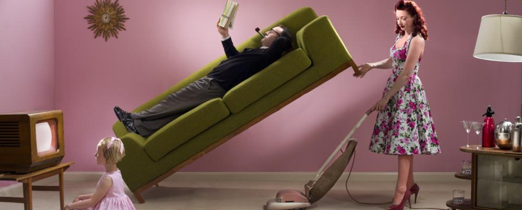 Según este discurso, la energía femenina está asociada a la intuición, la recepción, el cuidado, la empatía y la sensibilidad, mientras que la masculina está relacionada con el liderazgo, la proveeduría, la acción y la lógica. Créditos: La Vanguardia.