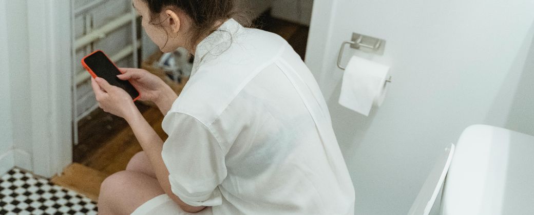 El hábito de llevar el celular al baño queda bajo la lupa de la ciencia. Créditos: Pexels.