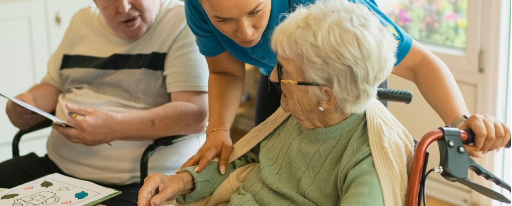 La evidencia indica que sensores, apps y recordatorios sirven de apoyo diario, aunque la presencia, la empatía y la vida en comunidad siguen siendo clave. Créditos: Pexels.