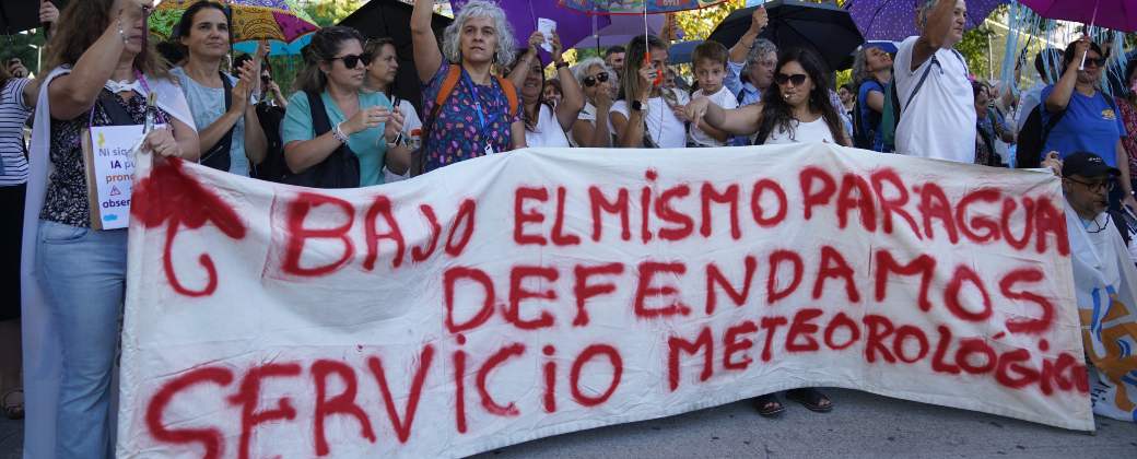Científicos reclamaron en Plaza Italia contra los despidos en el SMN. Créditos: Juano Tesone.