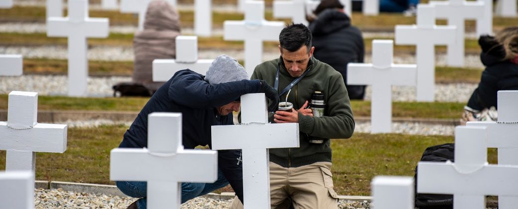 Hasta la fecha se identificaron 121 soldados inhumados en el Cementerio de Darwin. Créditos: Aviación Argentina.