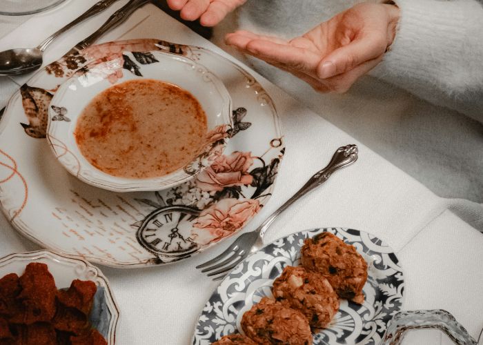 En muchas tradiciones religiosas, el plato no solo alimenta: también habla. Crédito: Cemrecan Yurtman.