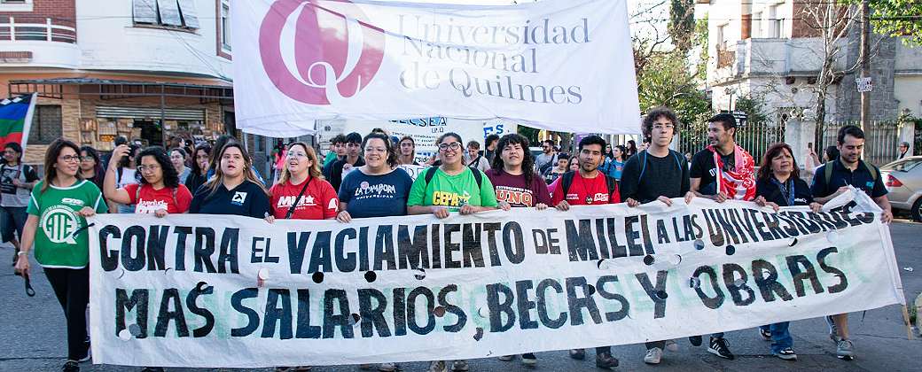 Estudiantes y docentes marchan hacia el centro de Quilmes, tras una semana de toma de la universidad. Créditos: Sergio D'Addona.