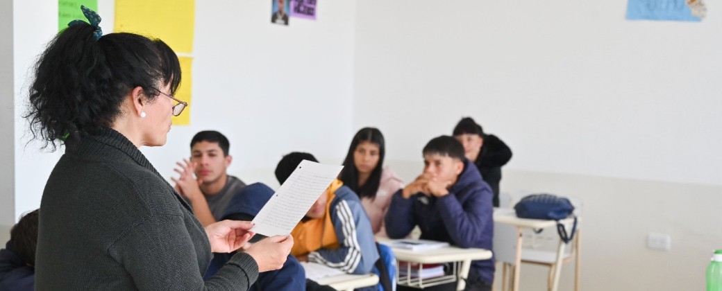 Una docente frente a sus estudiantes. Créditos: abc.gob.ar