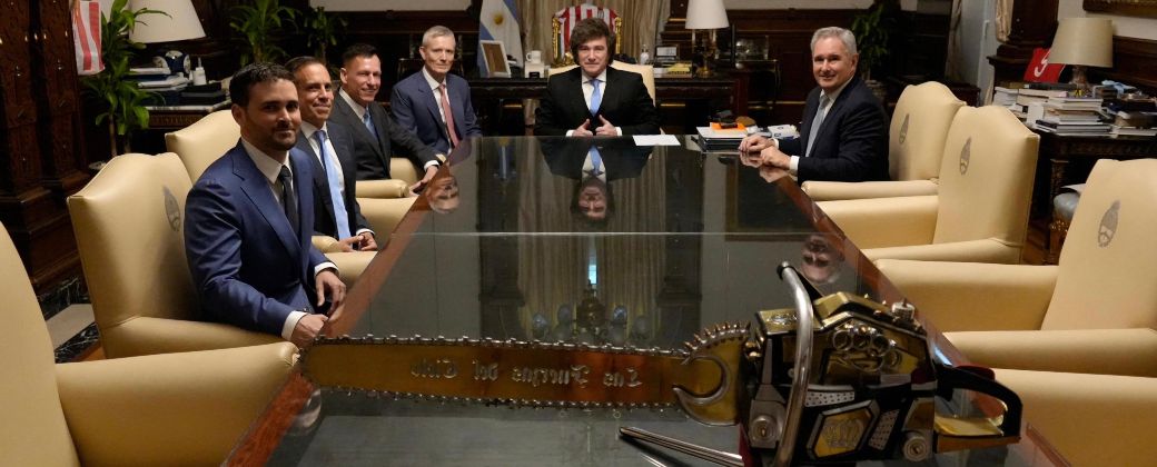 Javier Milei junto a Peter Lamelas, embajador de EE.UU. en Argentina y Peter Thiel, fundador de Palantir. Créditos: @OPRArgentina.