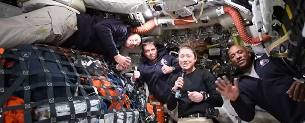 Detrás de la postal espacial aparece la vida real: horarios estrictos, higiene austera, dolor posible y un cuerpo que no negocia sus necesidades. Créditos: Nasa.