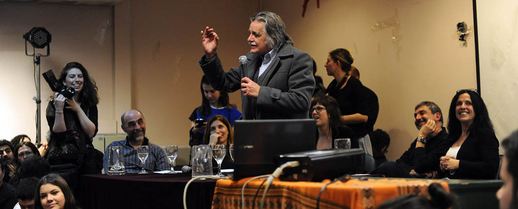 Horacio González en una charla de Carta Abierta, en la Facultad de filosofía y letras.