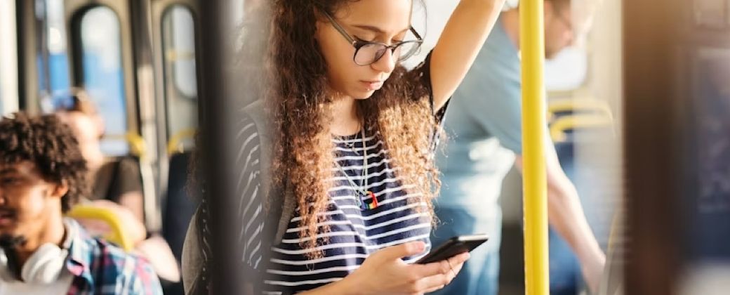 Algunos usuarios reportan alivio tras cerrar sus cuentas; otros sienten más soledad o reemplazan una app por otra igual de absorbente. Crédito: Unplash.