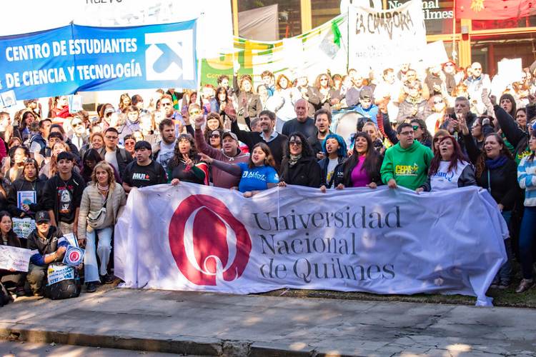 Alejandra Zinni junto a la comunidad de la UNQ frente al rectorado de la Universidad. Créditos: Natalia García / Prensa UNQ.