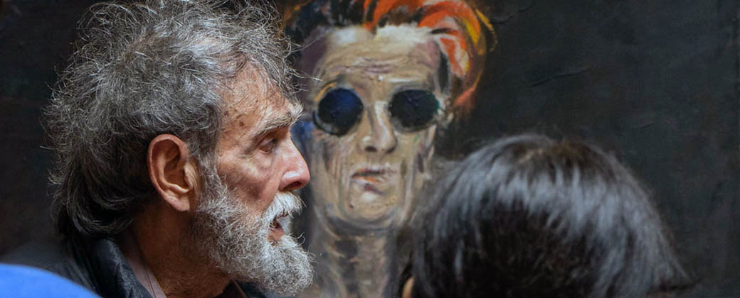 Bernardo Kehoe Capparelli en la exposición “Antología de un dandi”. Fotografía: Natalia García, créditos: Prensa UNQ.